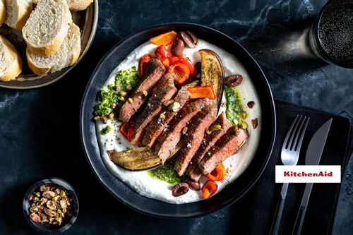 Würziges Rinderhüftsteak mit Feta mit zweierlei Saucen und Pistazien