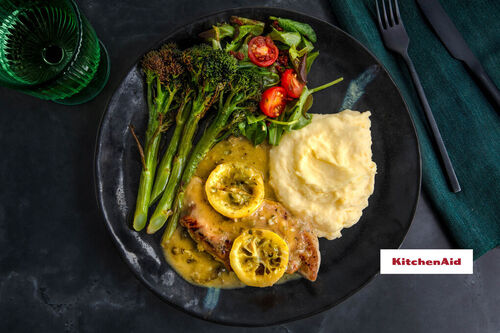 Hähnchen-Piccata mit Brokkolini dazu cremige Stampfkartoffeln und Salat
