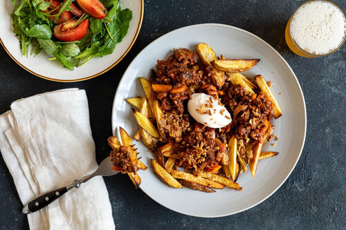 Spekulatius-Gulasch auf Pommes dazu Rucola-Tomaten-Salat