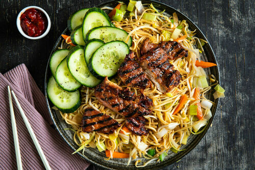 Kantonesisches Schweinefleisch mit Gemüse-Bratnudeln und Gurke