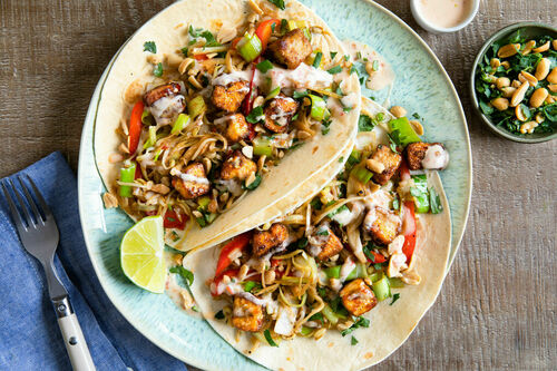 Tofu-Tacos mit gebratenem Asia-Gemüse und pikanter Sauce