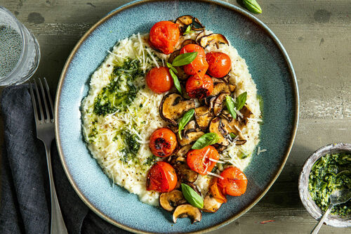 Risotto mit Pilzen und Kirschtomaten und würzig-feinem Erdnusspesto