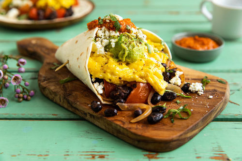 Frühstücksburrito mit Käse & Ei mit Bohnen, Guacamole und pikanter Salsa
