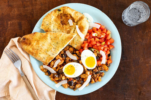 OP RS Gekochtes Ei auf Miso-Auberginen mit Tomatensalat und Naanbrot
