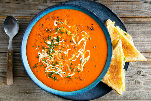 Paprika-Tomaten-Suppe mit Käsetoast mit Crème fraîche und Schnittlauch