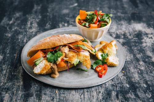 Krosses Hähnchen Banh Mi mit Erdnusssauce und Chili