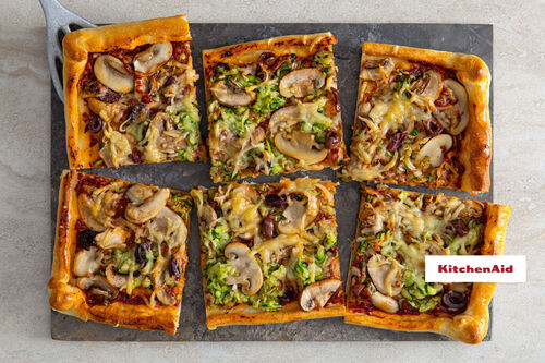 Knusprige Gemüsepizza mit Oliven überbacken mit veganem Reibe-Topping