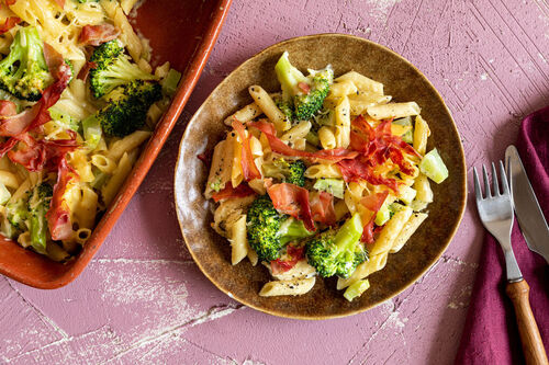 Cremiger Nudelauflauf mit Brokkoli und knusprigen Serranochips