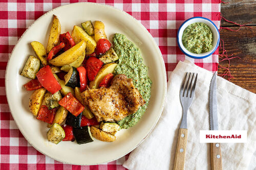 Würziges Hähnchen mit Ofengemüse dazu cremige Salsa verde