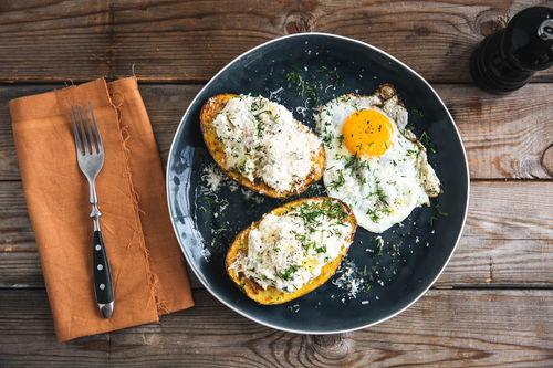 Backkartoffel mit Forelle und Spiegelei