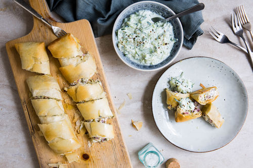 Griechische Filoteigtaschen mit Tzatziki und Oliven