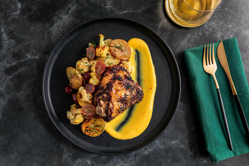 Sumach-Hähnchen mit Safran-Joghurt an Kartoffel-Blumenkohl-Salat mit Trauben