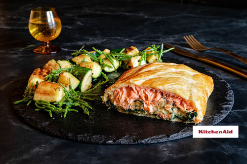 Lachsstrudel mit Blätterteig und Spinat dazu Zucchini-Queller-Salat