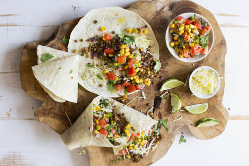 Mexikanische Wraps mit braunen Linsen und Mais-Limetten-Salsa mit Koriander