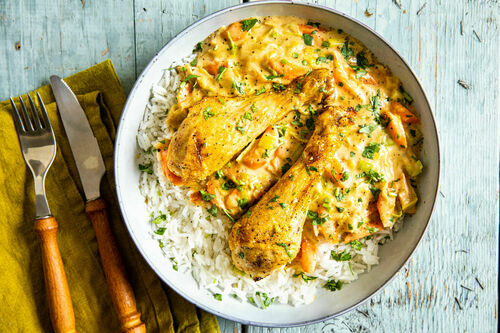 Krosse Hähnchenkeulen mit Satay-Gemüse und Basmatireis