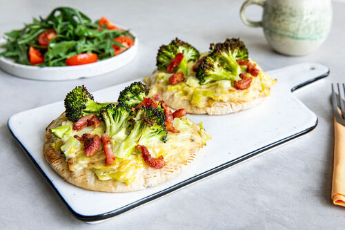 Pitapizzen mit Bacon & Brokkoli dazu Rucola-Tomaten-Salat