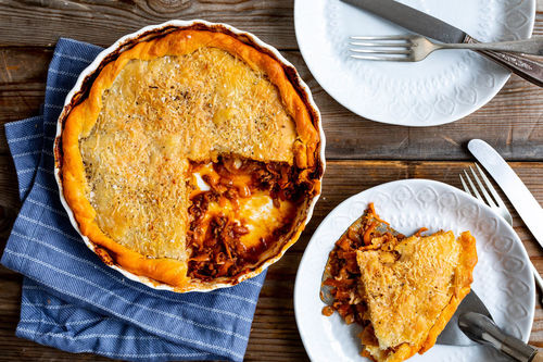 Klassischer Hackfleisch-Pie mit Blätterteig und Käse
