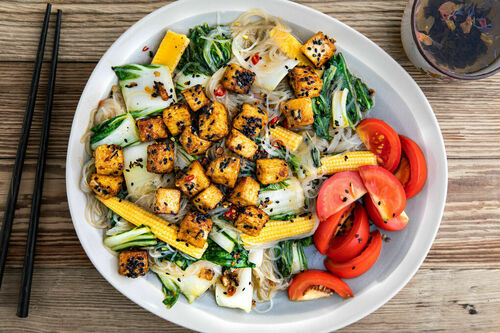 Sesam-Tofu auf Glasnudeln mit Babymais und Pak Choi