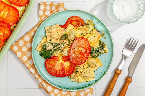 Überbackene Ricotta-Spinat-Tortelli mit Tomate in cremiger Spinatsauce