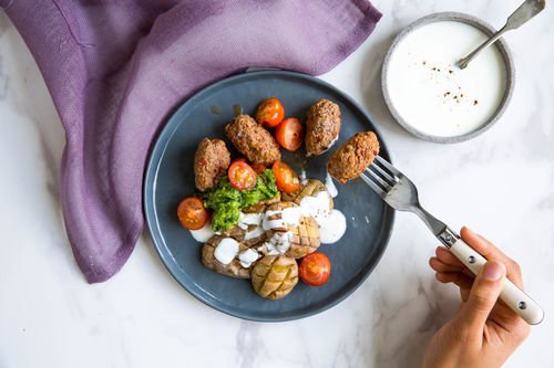Scharfe Hackfleischröllchen mit Petersilienpesto und Kartoffeln
