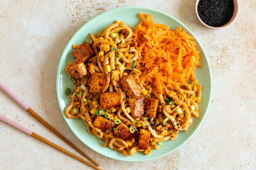 Koreanische Nudelpfanne mit Tofu dazu Karottensalat