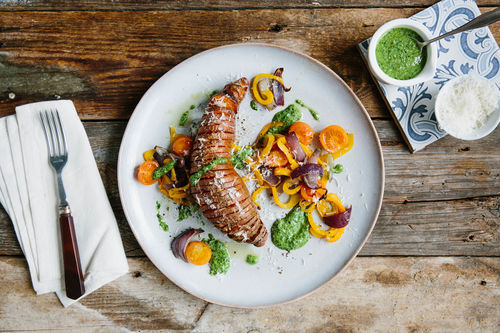 Gefächerte Süßkartoffeln mit Kräuterpesto und Kirschtomaten