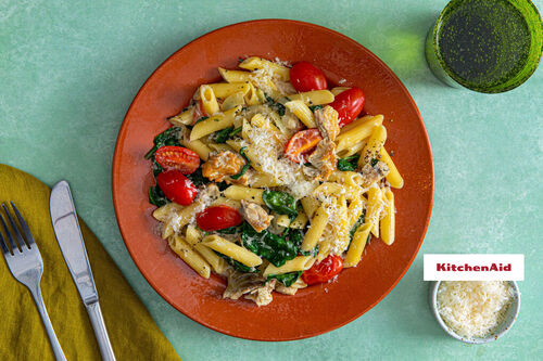 Pasta mit Räuchermakrele in cremiger Sauce mit Spinat und Tomaten