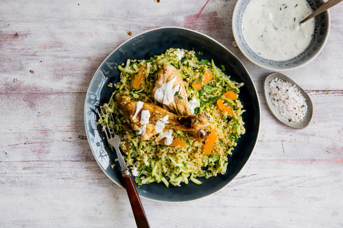 Hähnchen auf fruchtigem Bulgur mit Zucchini und Kräuterjoghurt