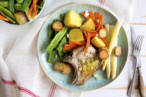 Kotelett mit Butterkruste dazu Frühlingsgemüse und Kartoffeln