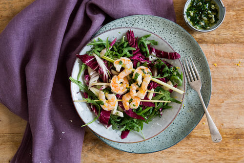 Saftige Garnelenspieße mit Fenchelsalat und Zitronendressing