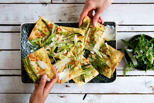 Spargel-Flammkuchen mit Trüffelcreme und Rucola