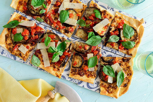 Auberginen-Zwiebel-Flammkuchen mit getrockneten Tomaten
