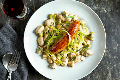 Rindswurst auf cremigen Pilz-Gnocchi mit Sellerie und Estragon