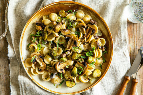 Cremige Orecchiette mit Merguez und geröstetem Rosenkohl und Champignons