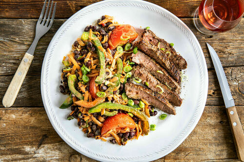 Rindersteak mit buntem Gemüsesalat und cremigem Erdnussdressing