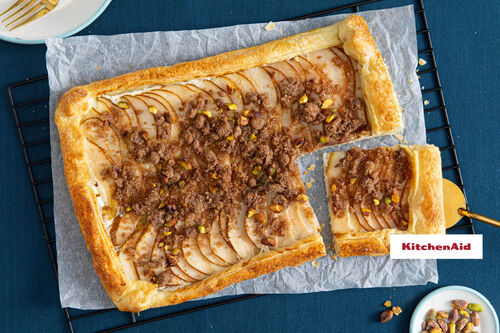 Französische Birnen-Ziegenkäse-Galette mit gerösteten Pistazien