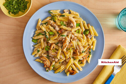 Hähnchengeschnetzeltes mit Pasta und cremiger Champignon-Lauch-Sauce