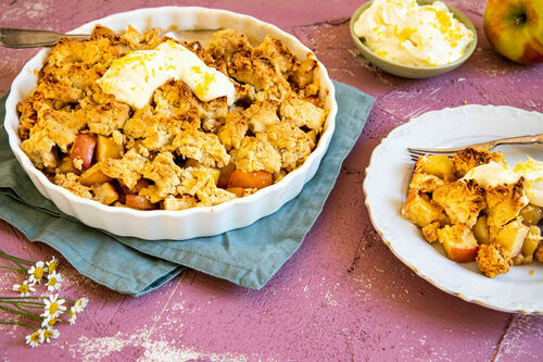American Apple Crumble mit zitroniger Joghurtcreme