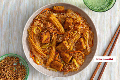 Asiatische Nudelpfanne mit Babymais und knusprigem Tofu