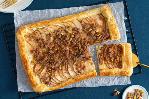 Französische Birnen-Ziegenkäse-Galette mit gerösteten Pistazien