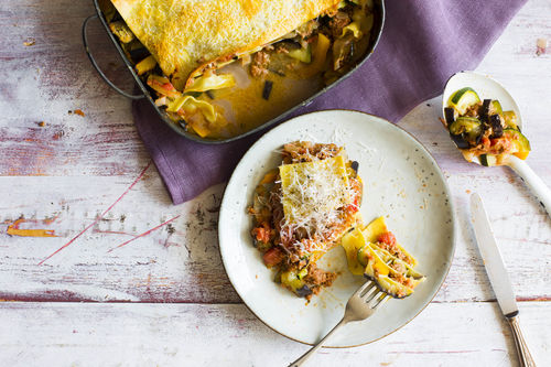 Überbackene Rindfleischlasagne mit gegrilltem Zucchinigemüse