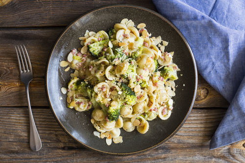 Nussige Pasta mit Brokkoli und Speck