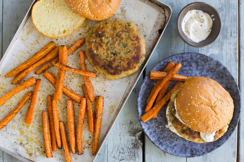 Saftige Fischburger mit Kräutermayo und Karottenpommes