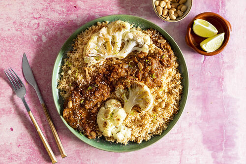 Gebackener Blumenkohl mit Mole vegan mit Couscous und Limette