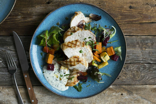 Gebratenes Hähnchen mit Ofengemüse und cremigem Kräuter-Joghurt-Dip