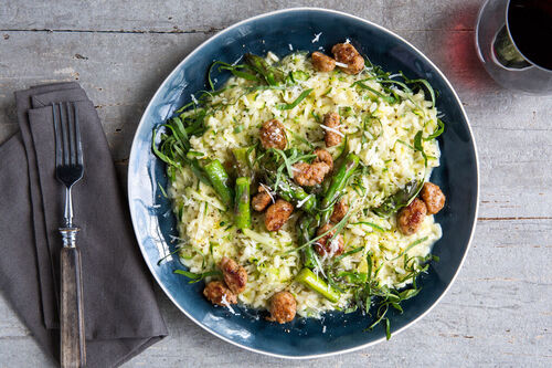 Grünes Salsiccia-Spargel-Risotto mit Zucchini und Basilikum