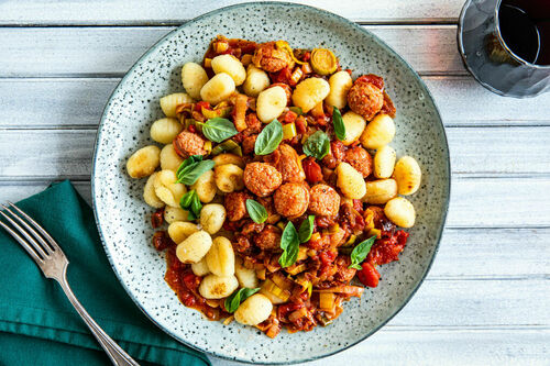 Salsiccia in Feigensauce mit gebratenen Gnocchi und Lauch