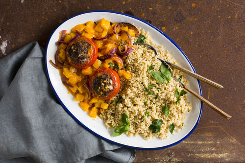 Gefüllte Rinderhack-Tomaten mit Paprika und würzigem Couscous