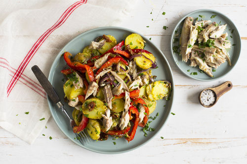 Makrele an Pesto-Kartoffeln mit mediterranen Paprika-Salat