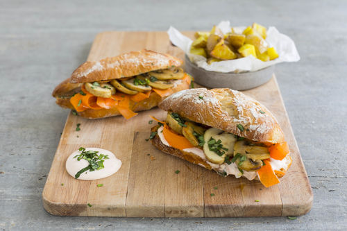 Banh Mi-Sandwich mit Kartoffelspalten und Pilzen